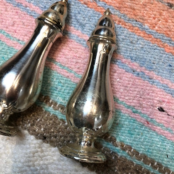 Vintage 1940's Salt & Pepper Shaker Set - Picture 2 of 4